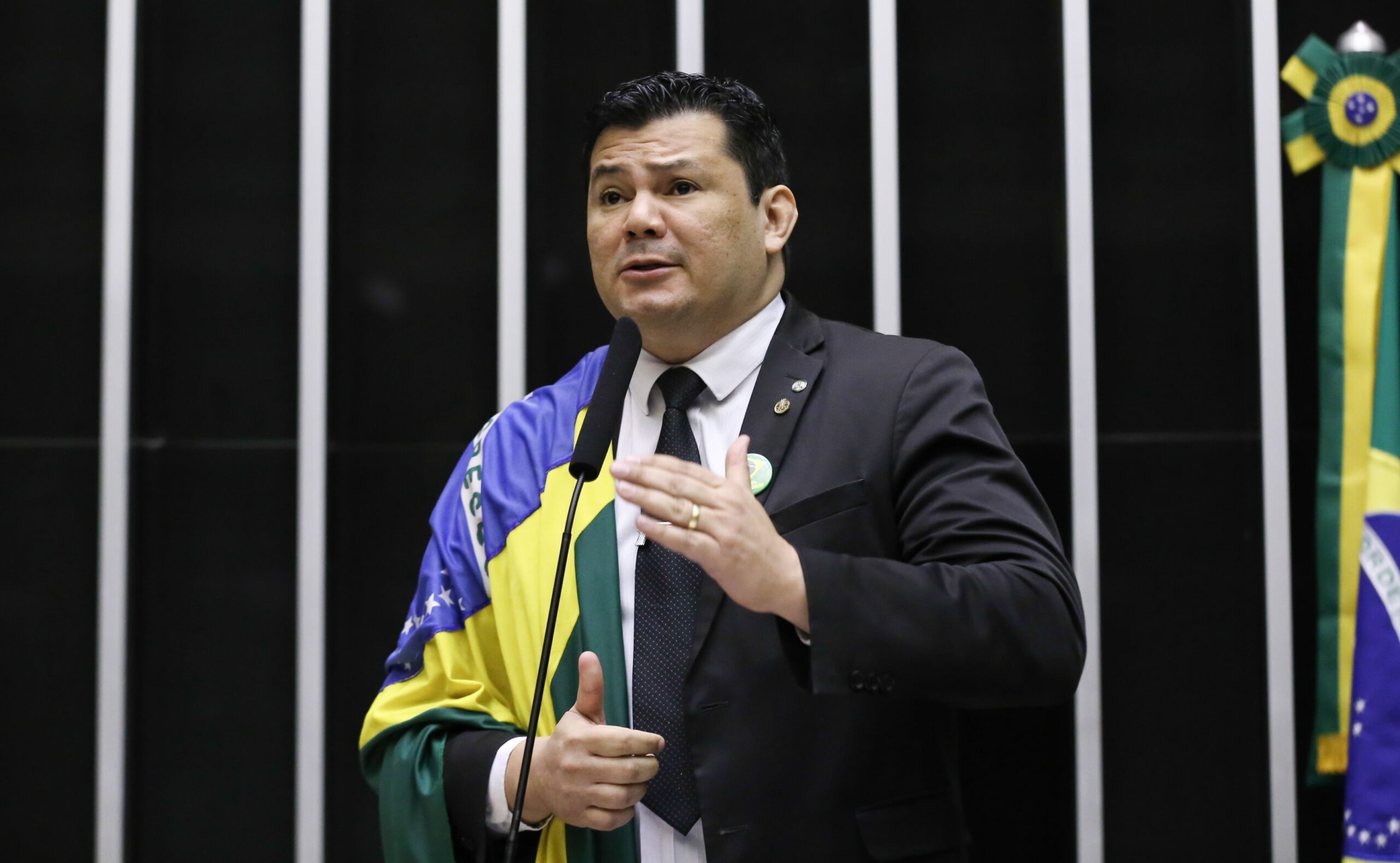 Relator vota para suspender mandato de Gilvan da Federal por três meses