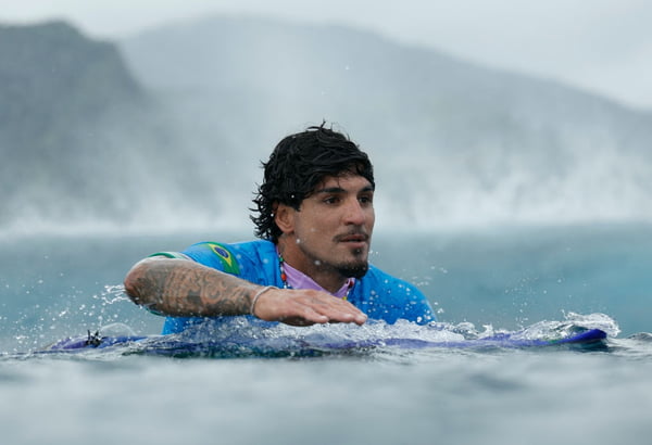Vídeo: Gabriel Medina volta a surfar no mar após cirurgia no ombro