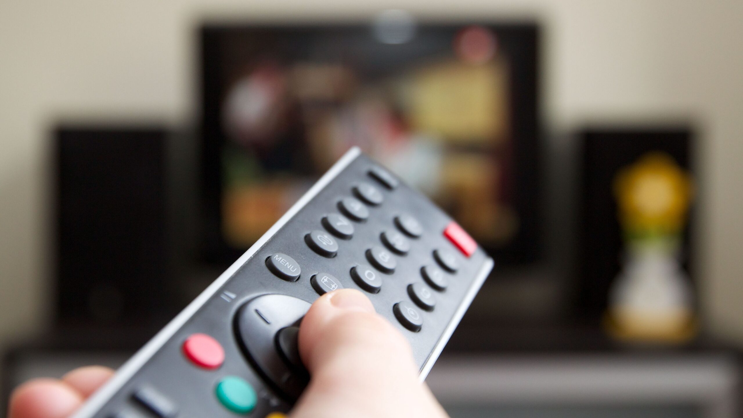 Assistir televisão e ouvir música pode te ajudar a pegar no sono? Entenda