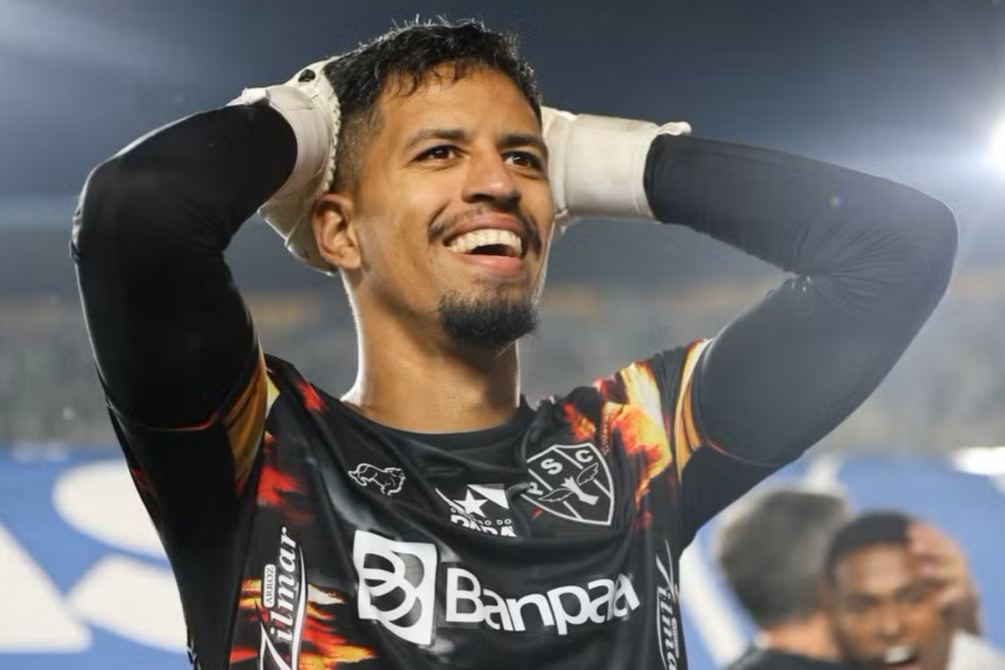 Goleiro “esquece” que está em jogo e quase sofre gol bizarro. Assista