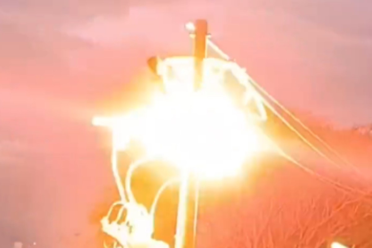 Homem cai de poste após sofrer 3 descargas elétricas. Vídeo