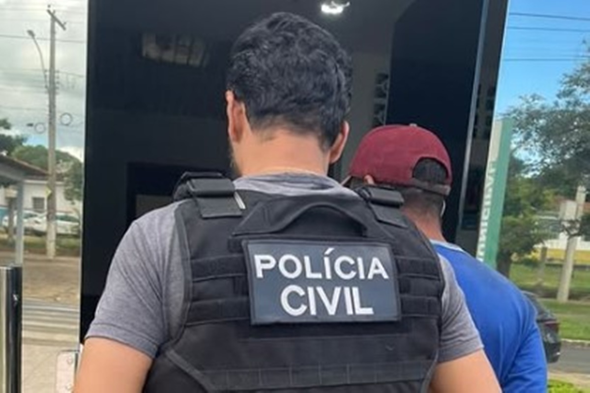 Vídeo: homem agride ex-mulher com taco de sinuca dentro de bar em GO
