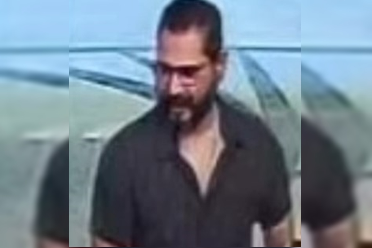 Pais procuram agressor que puxou cabelo de filho e oferecem recompensa