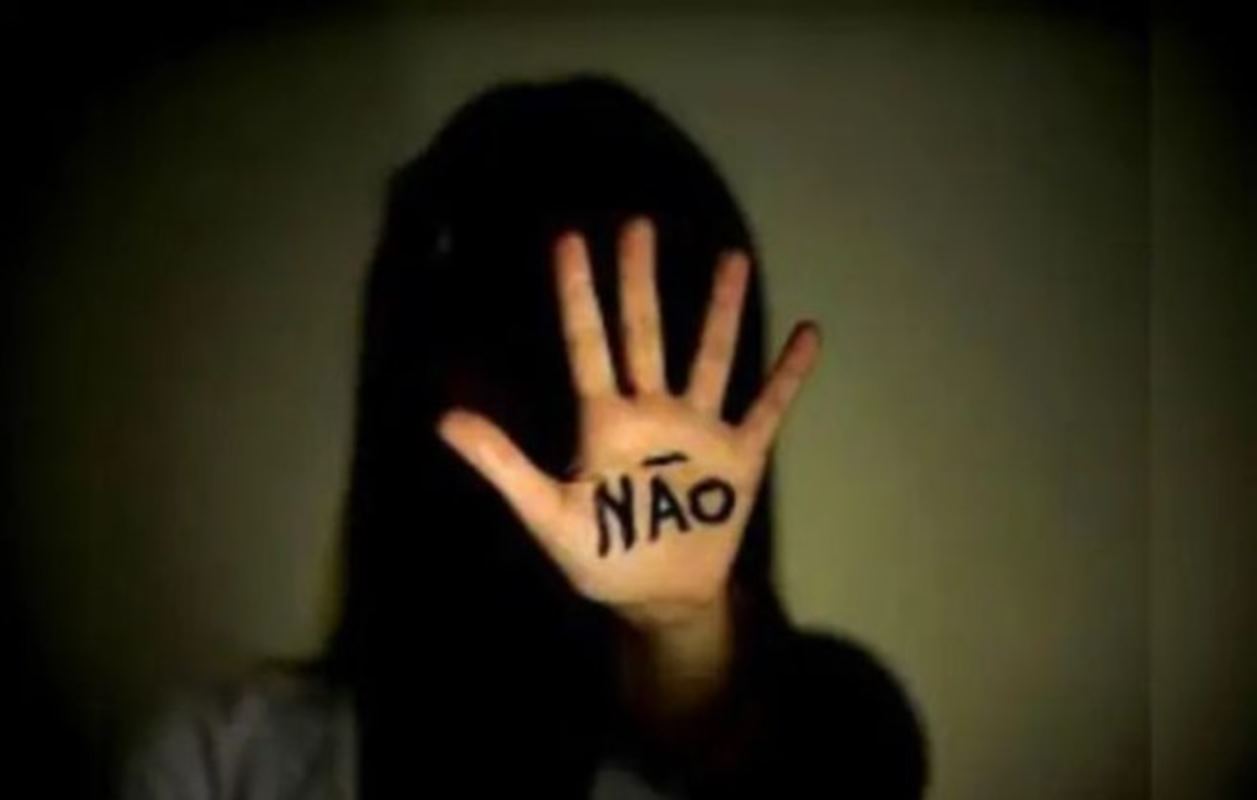 Homem com faca estupra mulher, se esconde debaixo de cama e é preso