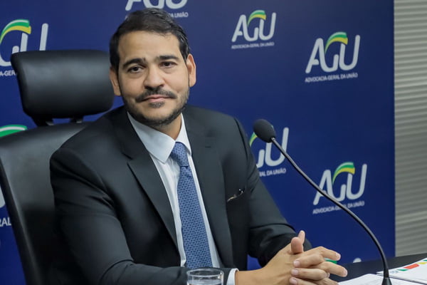 Governo acionará Flávio Bolsonaro criminalmente por associar Lula ao PCC