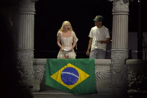 Aos prantos, Lady Gaga agradece fãs no Rio: “Esperaram por mim”