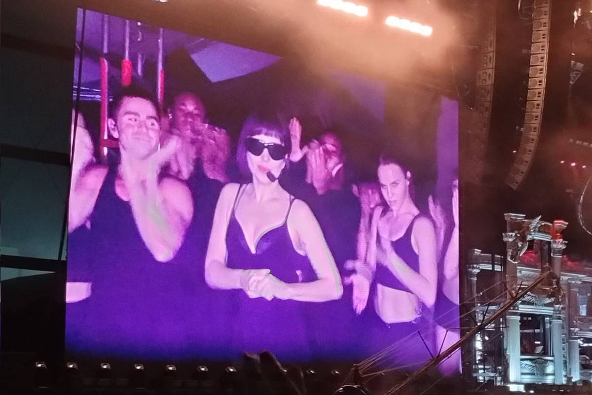Lady Gaga se emociona ao subir em palco montado em Copacabana