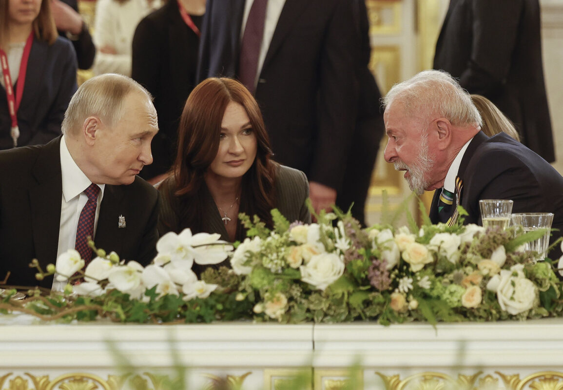 Lula celebra Dia da Vitória com Putin em visita à Rússia. Veja imagens