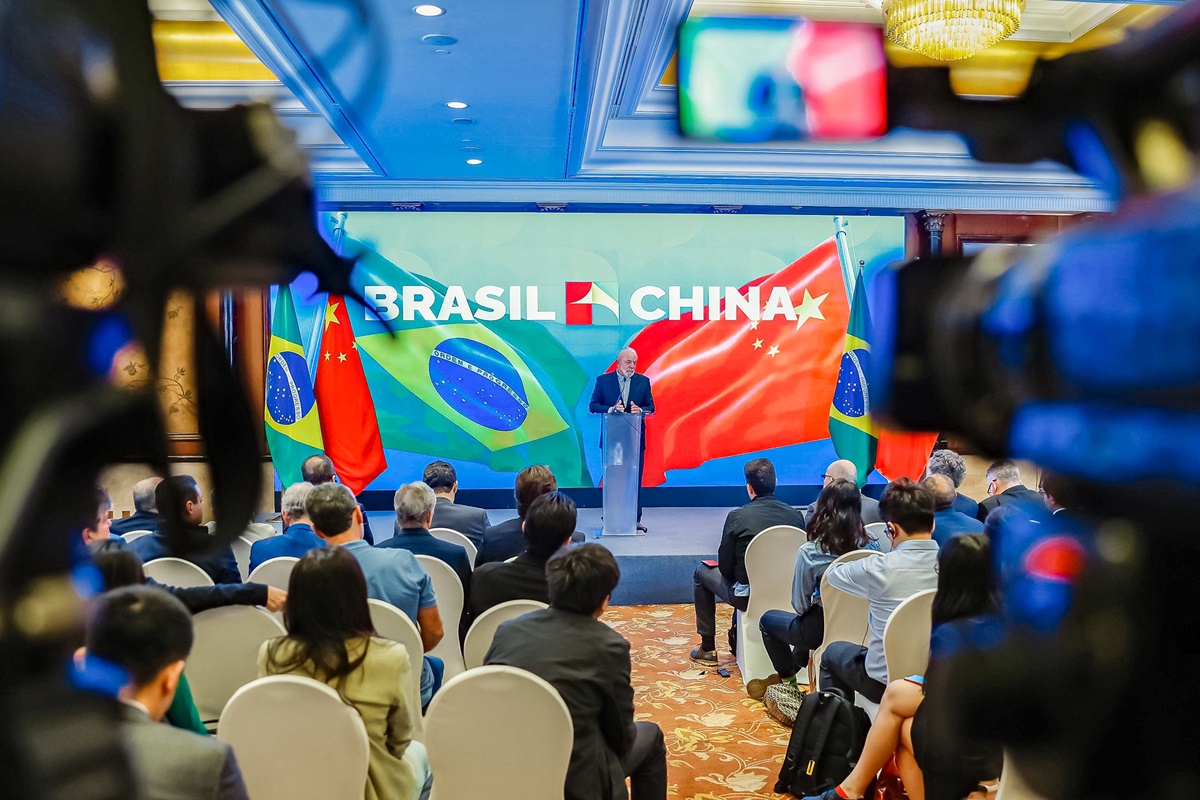 “O Brasil não tem medo de competir com os EUA”, diz Lula na China