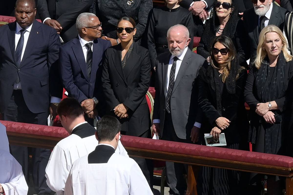 Planalto omitiu 3 nomes em comitiva para funeral do papa Francisco