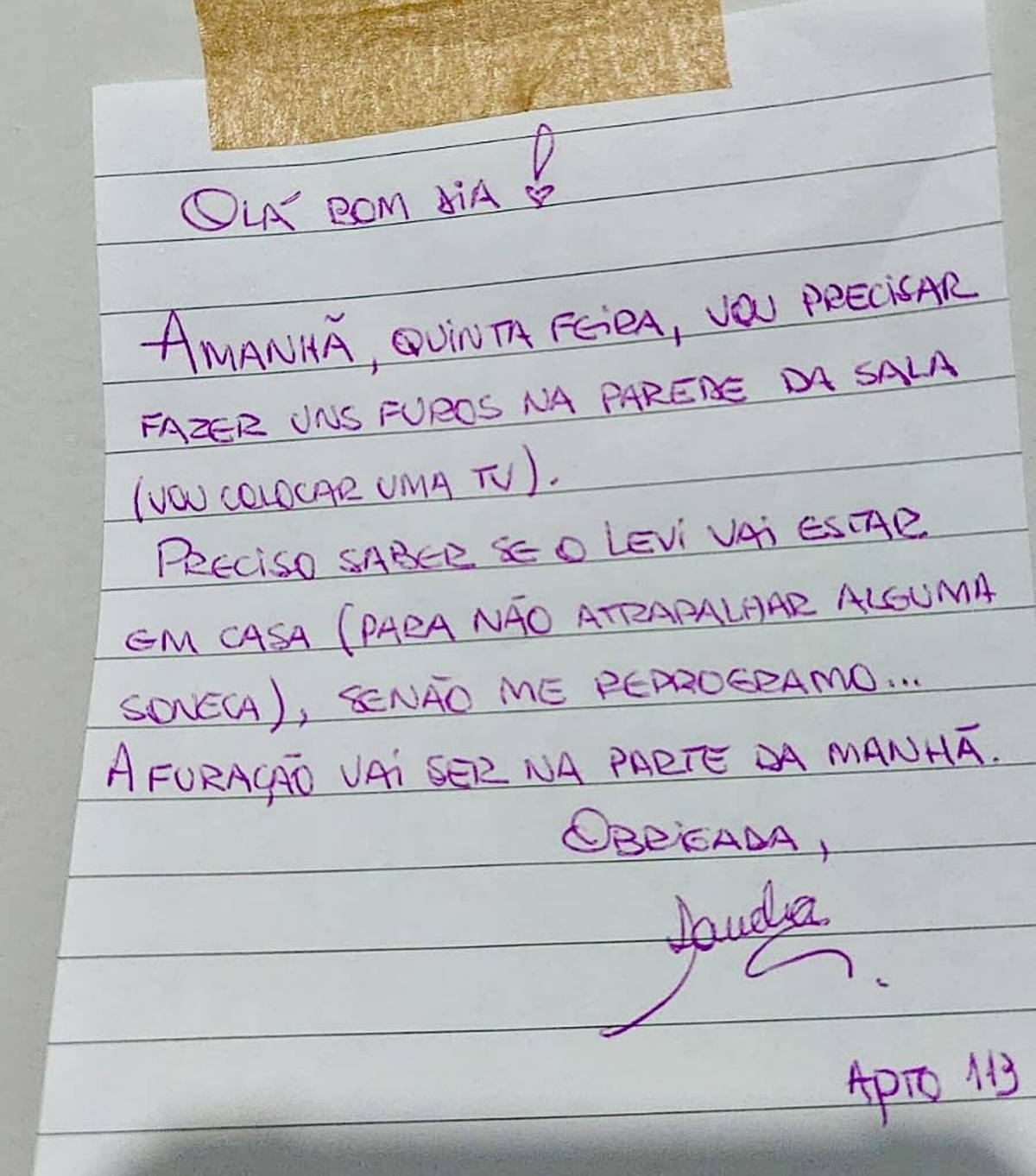 Mãe viraliza ao expor recado de vizinha com aviso sobre soneca de bebê
