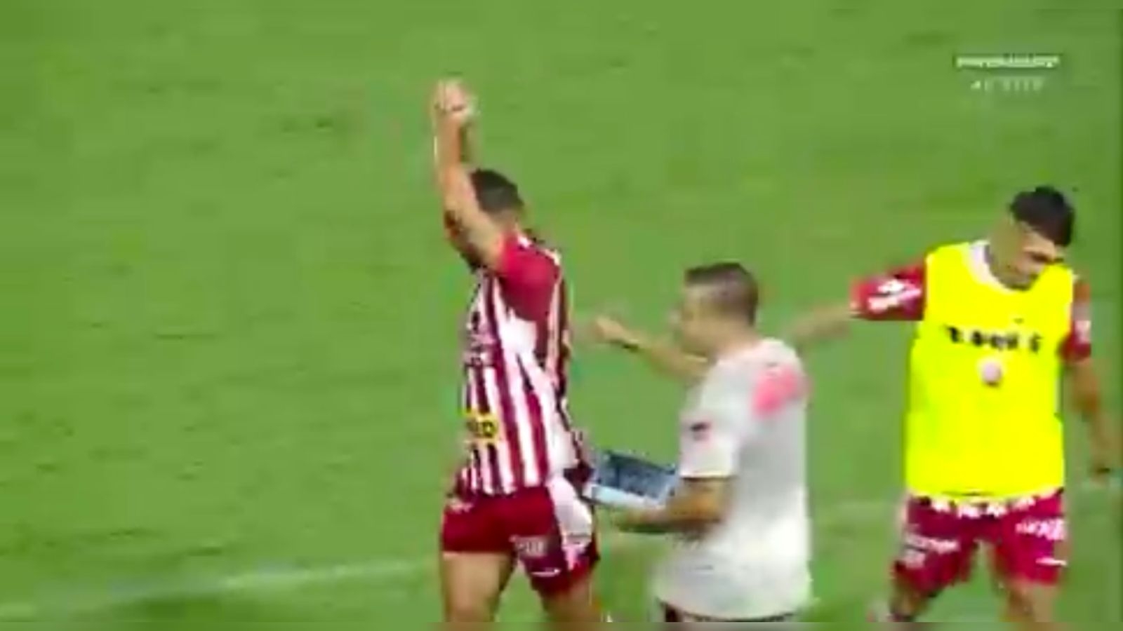 Vídeo: jogo entre Náutico e São Paulo tem expulsões relâmpagas