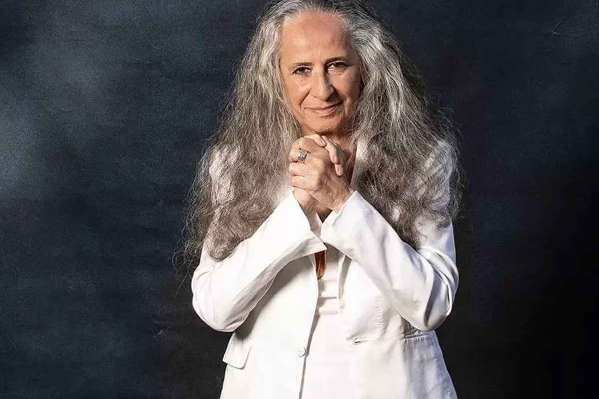Maria Bethânia se emociona com homenagens em peça de Renata Sorrah