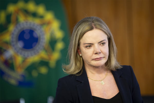 Gleisi entra em campo após a demissão de Lupi