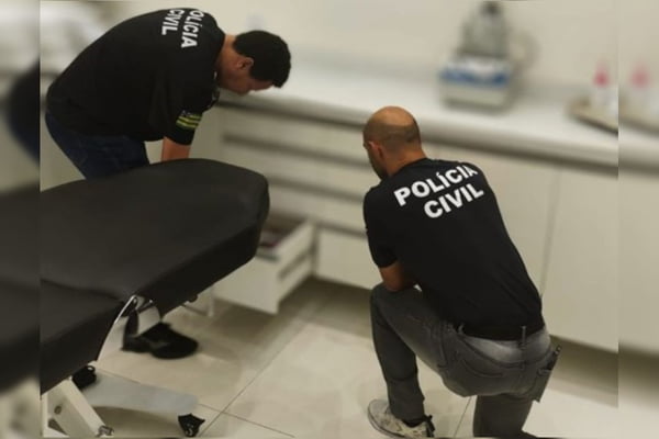 Orelha de paciente ficou deformada após procedimento de dentista em GO