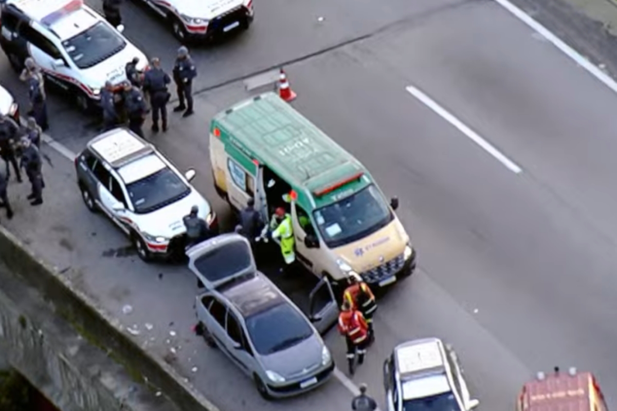 Mulher é baleada em perseguição policial na Rodovia Fernão Dias em SP