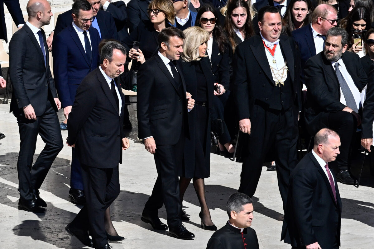 Conclave: jornais falam em “complô” de Macron na escolha do novo papa