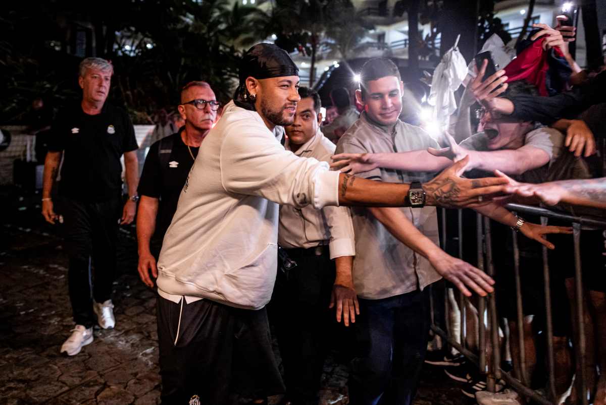 Torcida do Santos ovaciona Neymar na chegada a Alagoas. Veja vídeo