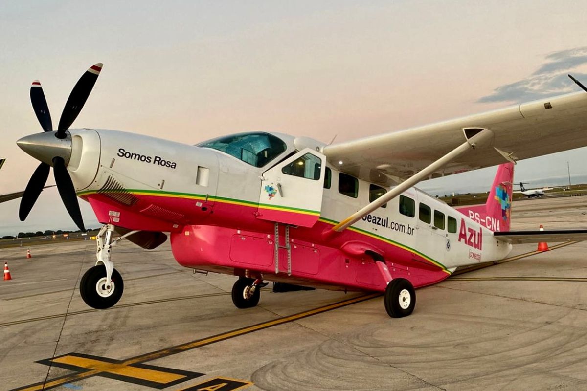 Avião da Azul “empina” na pista durante embarque em Campinas