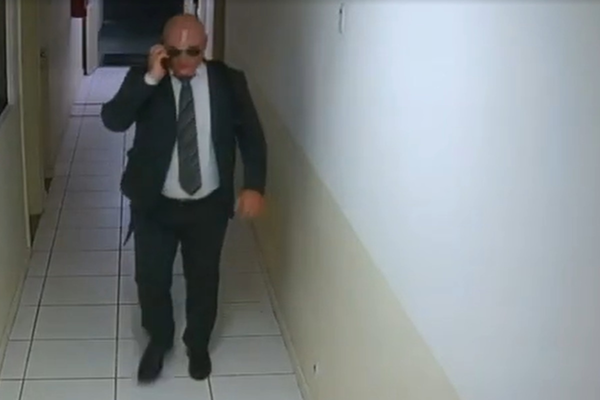 Máscara realista: polícia identifica empresário como mandante de furto