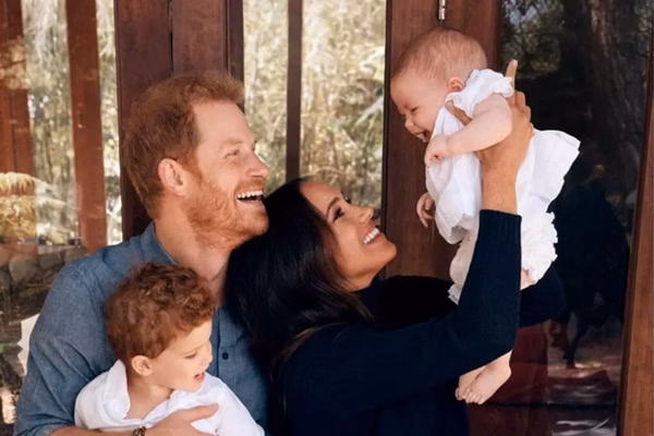 Aniversário da princesa Charlotte pode mudar futuro de filhos de Harry