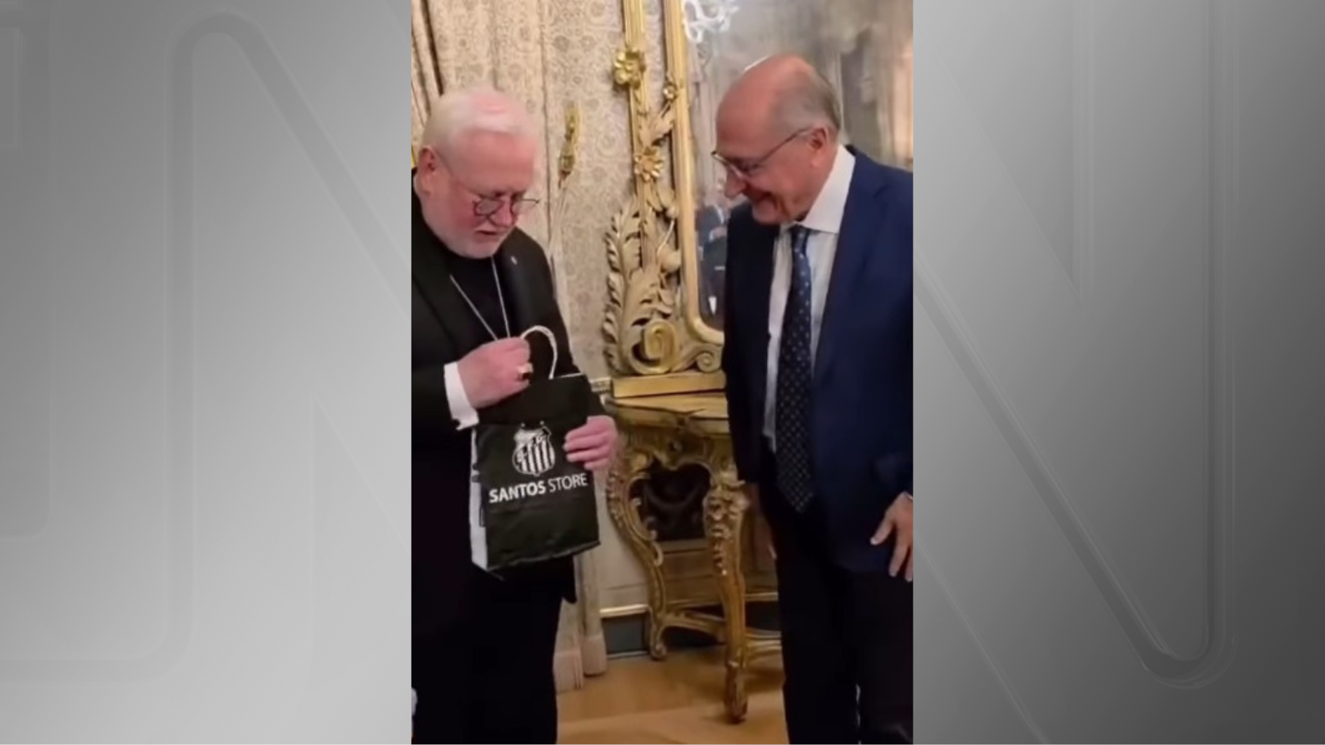 Alckmin brinca com entrega de camisa do Santos ao papa: “Agora vai“