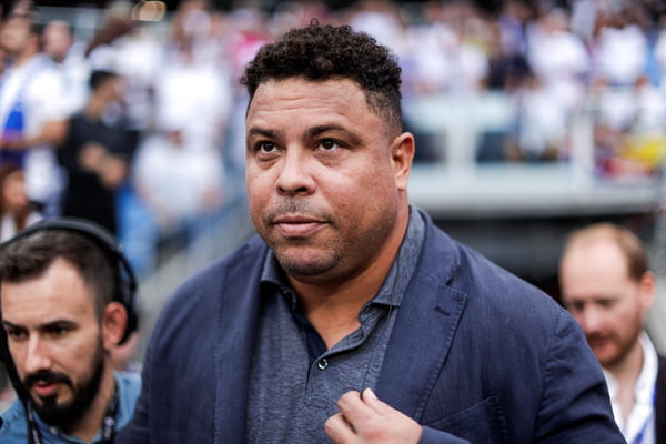 Vídeo de Ronaldo cambaleando em saída de restaurante viraliza