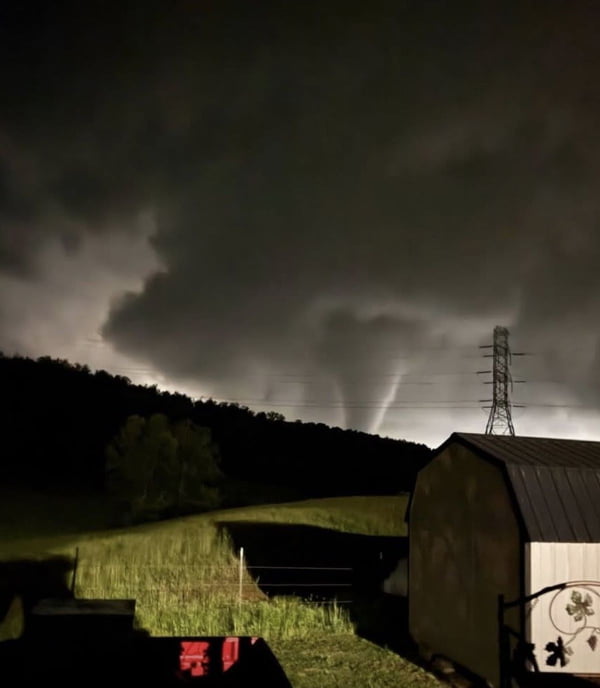 Tornados causam mais de 20 mortes no sul dos Estados Unidos. Vídeo