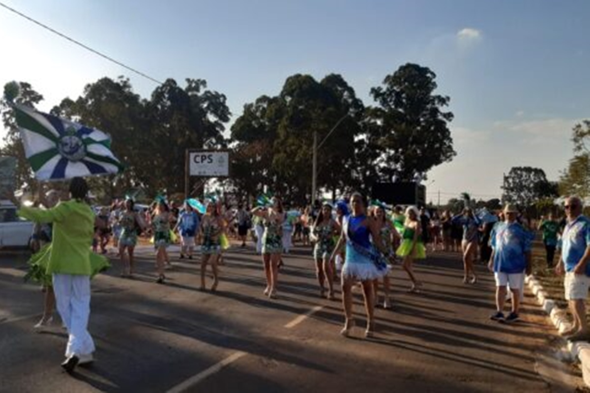 Unidos do Jardim Botânico promove desfile carnavalesco fora de época