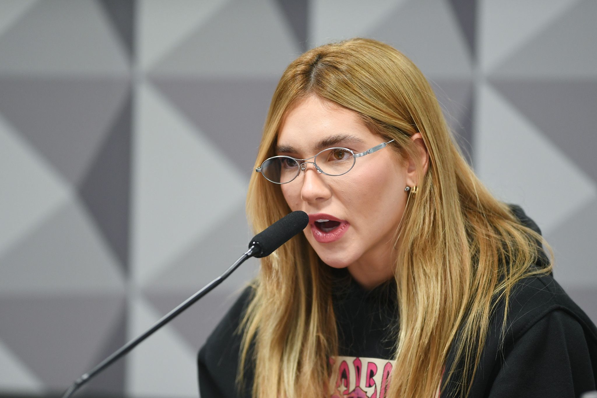 Virginia omite ganhos em contratos, mas nega ter ficado milionária com bets