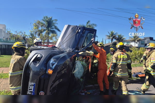 Motorista é socorrida após sofrer acidente e ficar presa às ferragens