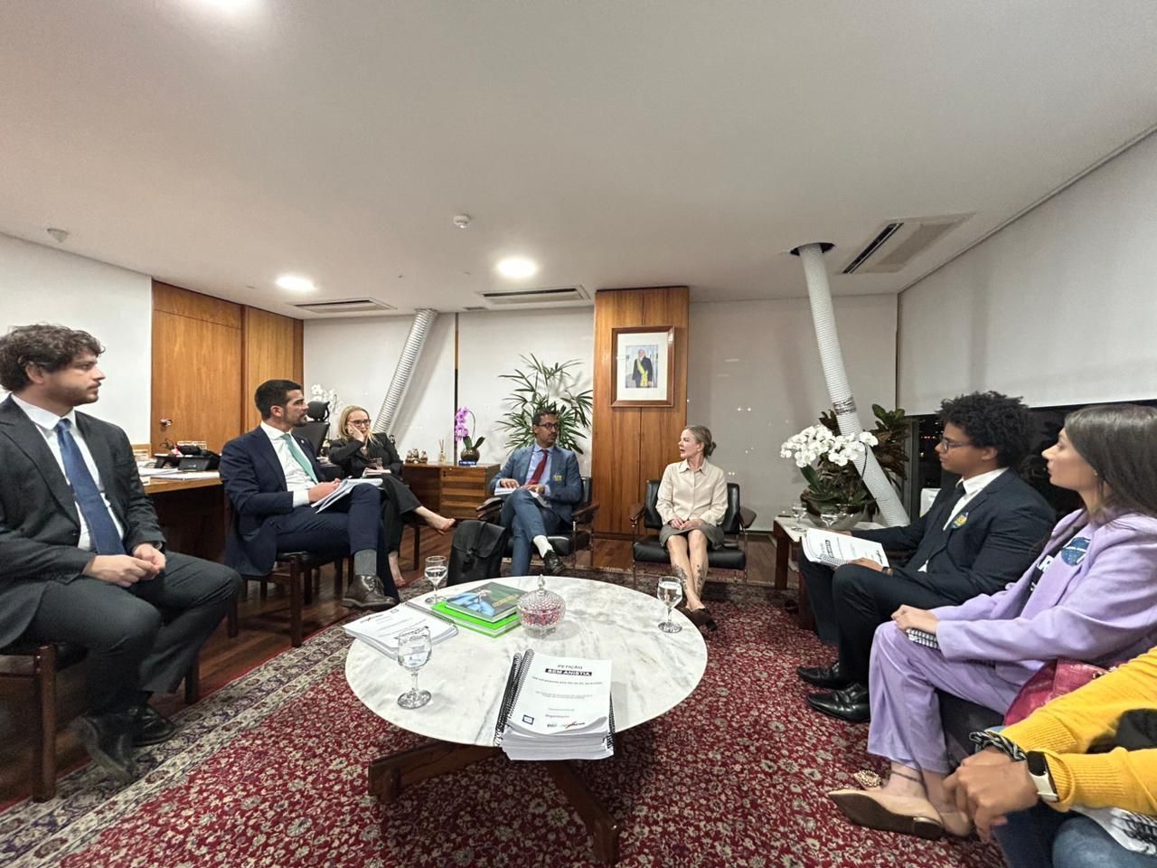 Gleisi recebe grupo que pede arquivamento do PL da Anistia no Congresso