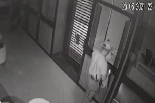 Câmeras de segurança flagraram colombiano em roubo milionário. Vídeo