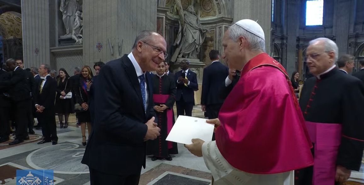 Alckmin entrega ao Papa convite para COP30