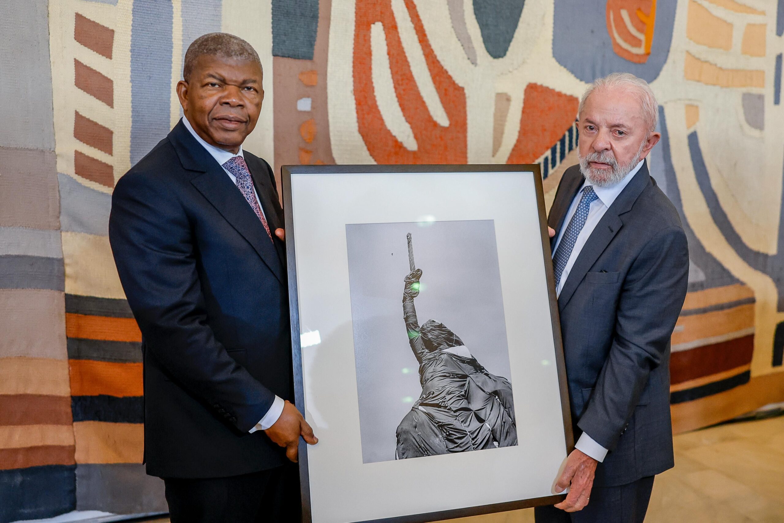 Lula presenteia presidente da Angola com obra de Sebastião Salgado