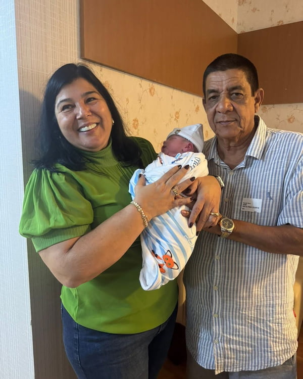 Foto: Zeca Pagodinho comemora chegada do sétimo neto, Benício