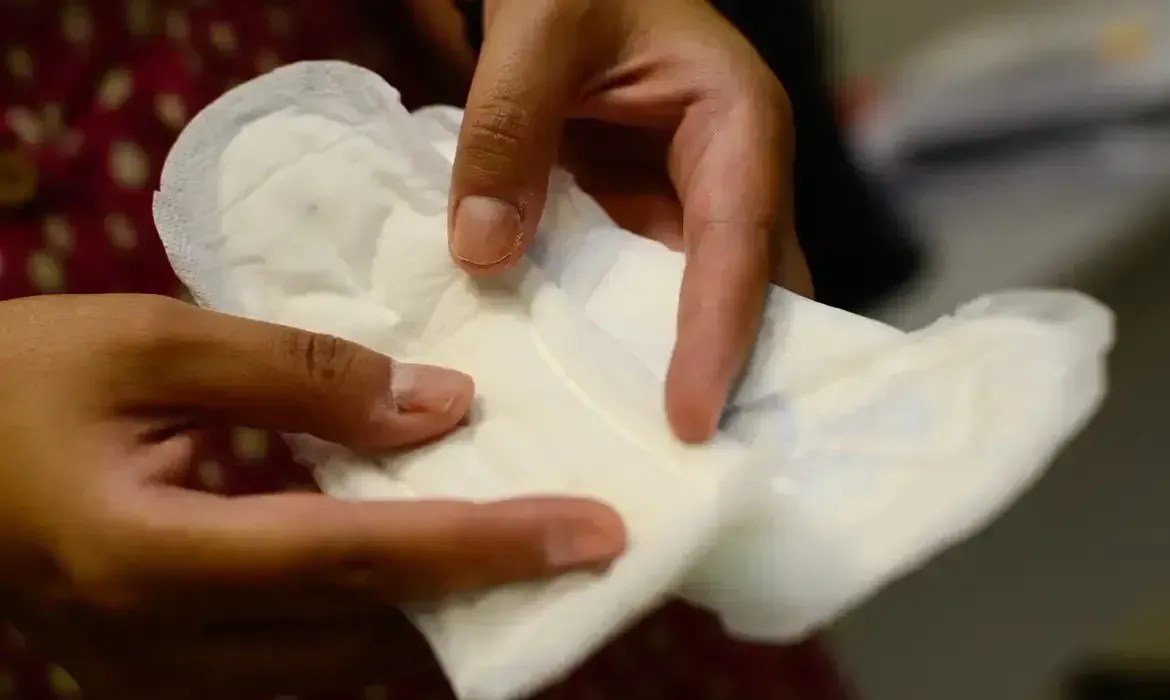 Justiça cobra governo sobre programa de distribuição de absorventes