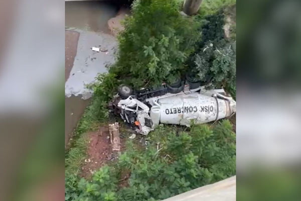 Caminhão cai de viaduto após acertar carreta e deixa feridos na ZL
