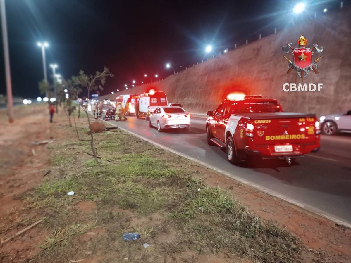 Motociclista morre após colisão contra carro perto de viaduto no DF