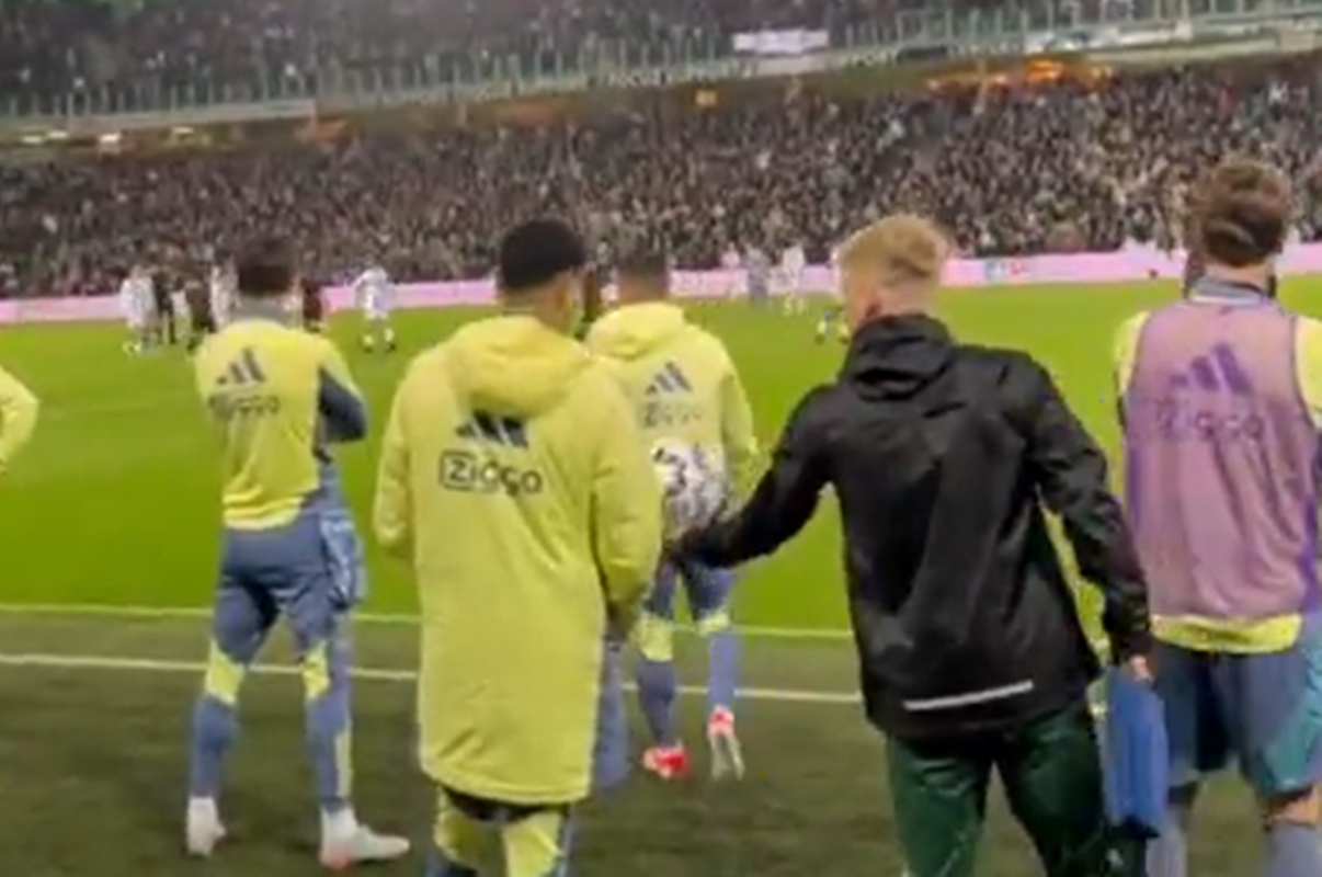Vídeo: gandula tira onda após brasileiro do Ajax retardar o jogo
