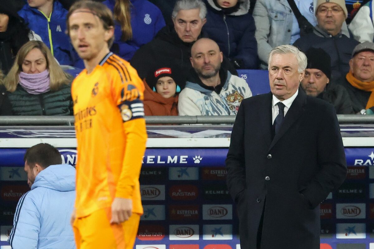 Torcida do Real ergue bandeirões para despedida de Ancelotti e Modric