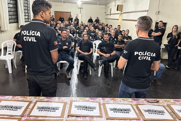 “Advogado do além”, que fraudou até mortos, é proibido de sair do país