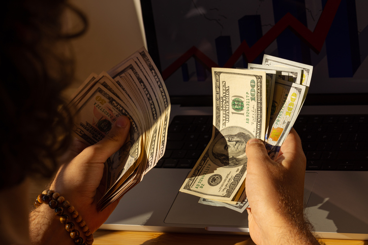 XP amplia oferta de ativos de renda fixa internacional para investidores brasileiros