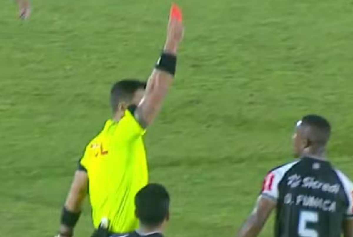 Vídeo: árbitro expulsa jogador por engano e volta atrás na decisão