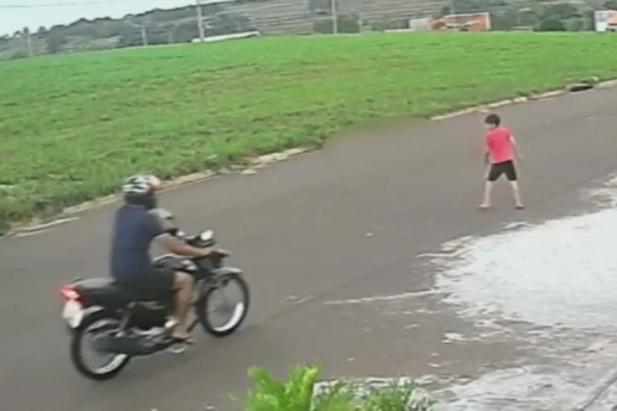 Vídeo: menino é atropelado enquanto joga bola na frente de casa