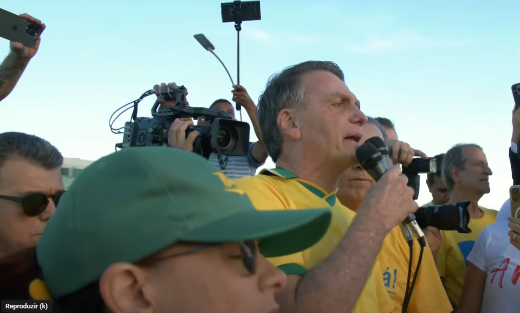 Não vamos abaixar cabeça para ninguém, diz Bolsonaro em ato pró-anistia