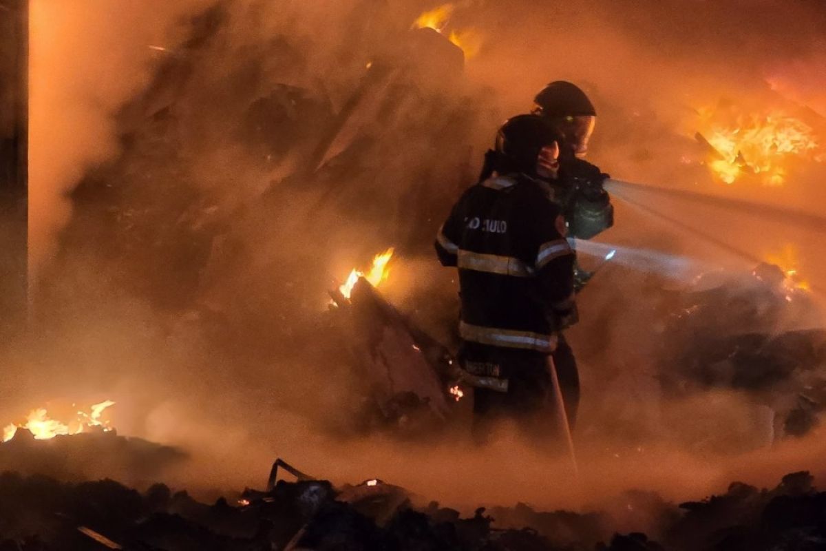 Veja imagens de bombeiros combatendo incêndio em galpão na zona norte