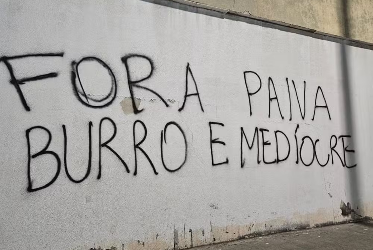 Torcida do Botafogo picha muros do Nilton Santos em protesto. Veja