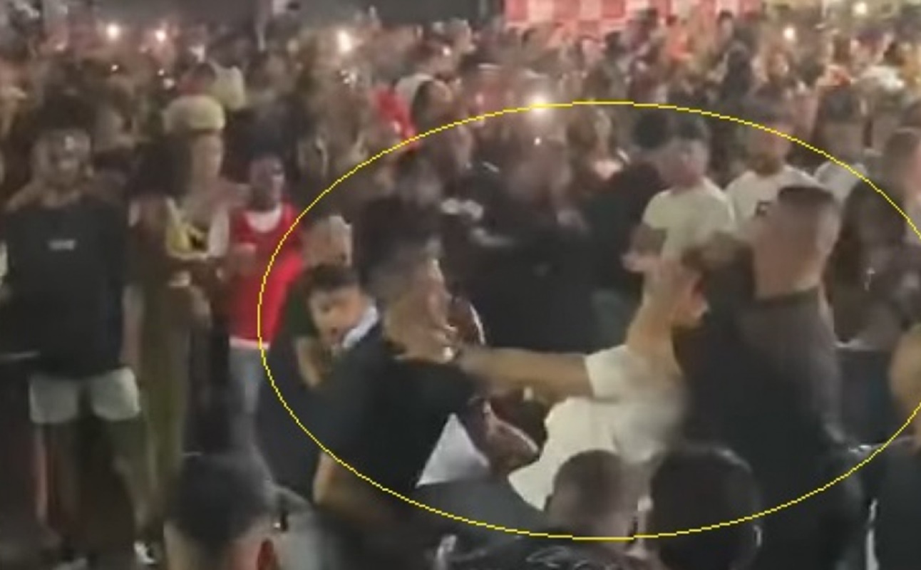 Vídeo: PMs de folga saem na porrada em quadra de escola de samba no RJ