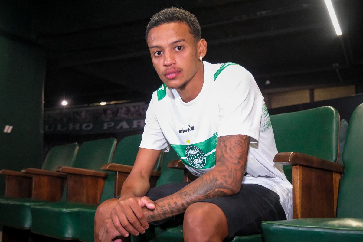 Cenas fortes: jogador do Coritiba é agredido com socos e garrafadas